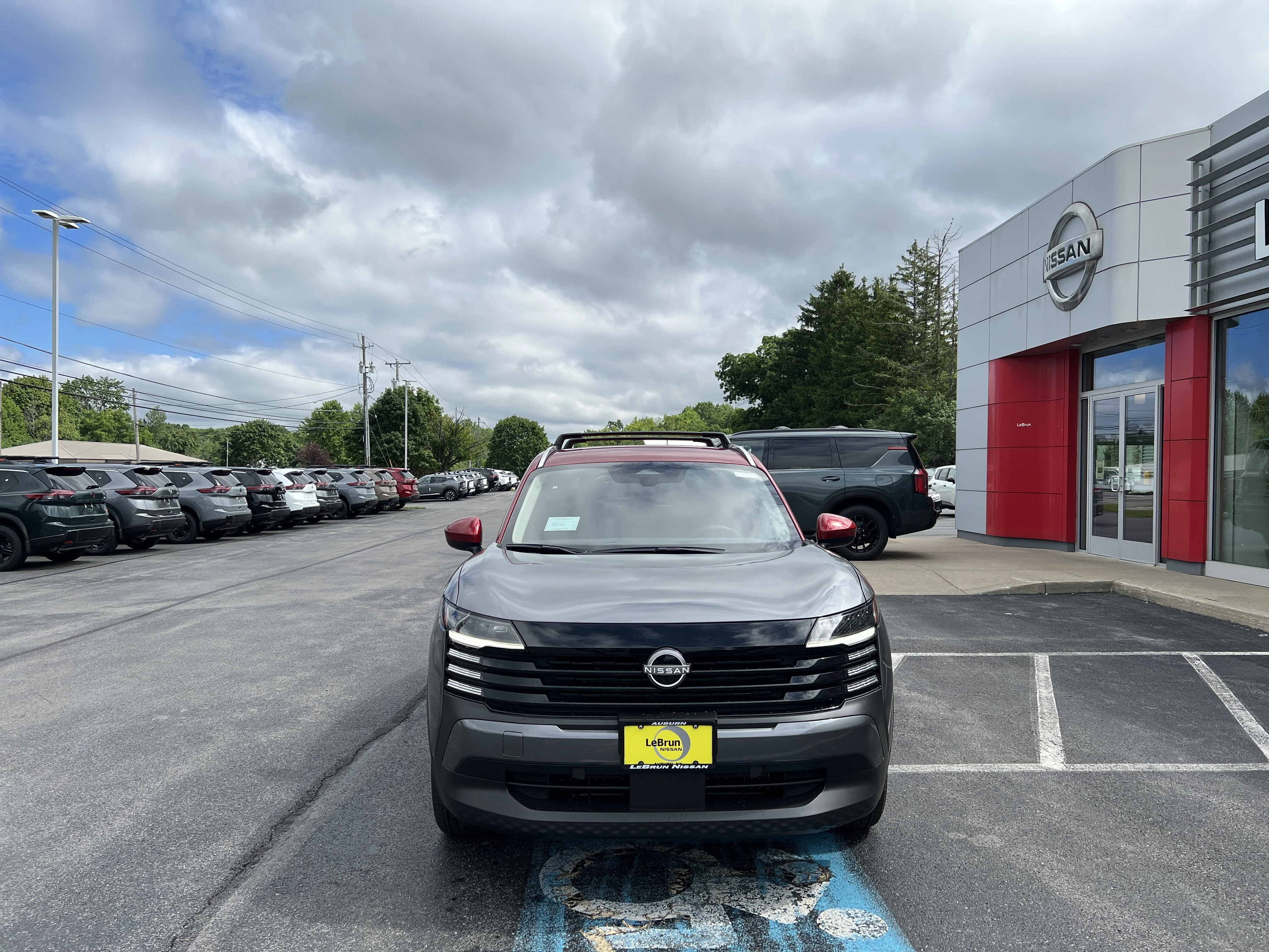 New 2026 Gun Metallic / Scarlet Ember Tintcoat Two-tone Nissan SV image 2