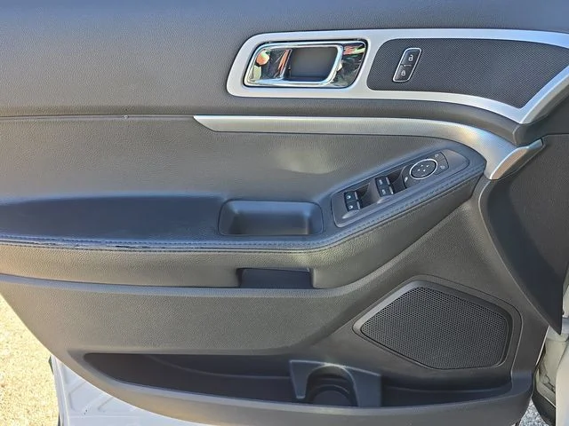Used 2015 White Platinum Clearcoat Metallic Ford XLT image 18