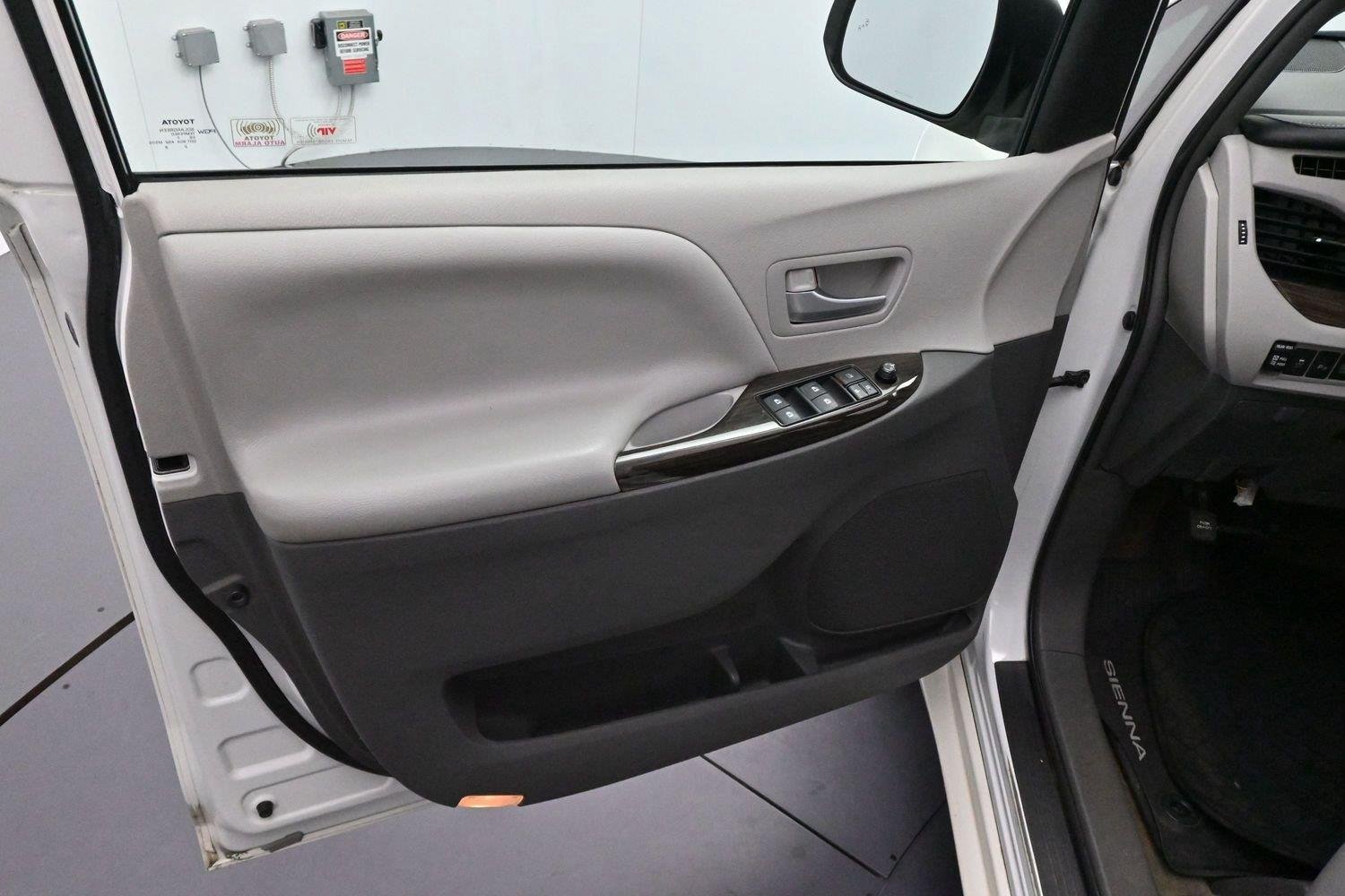 Used 2017 Blizzard Pearl Toyota XLE image 9