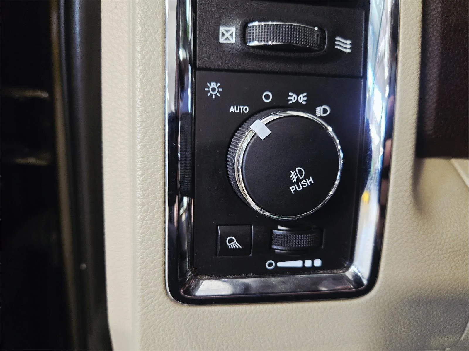 Used 2014 Black Gold Pearlcoat Ram Longhorn image 13