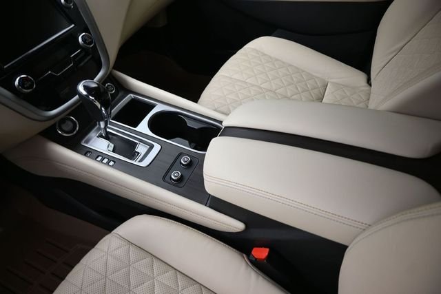 Used 2022 Red Nissan Platinum image 9