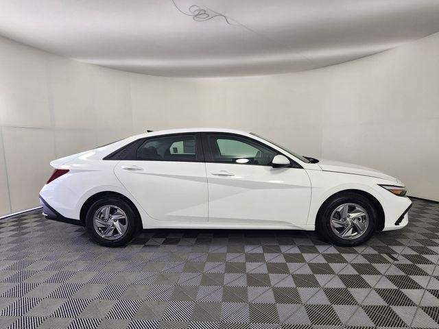New 2026 White Hyundai SE image 6
