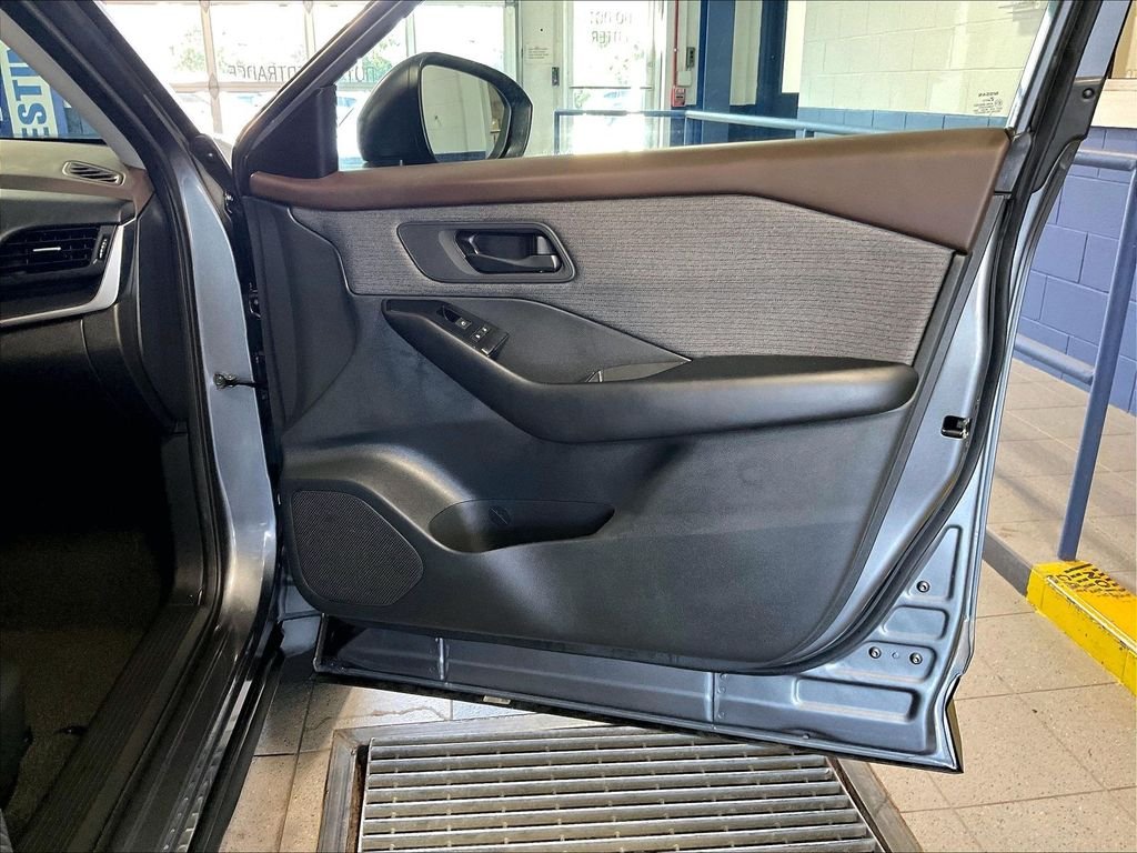 Used 2023 Gray Nissan S image 12