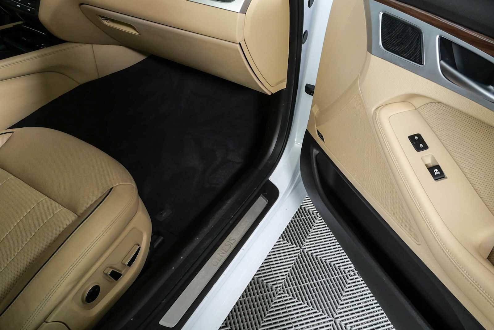 Used 2015 Casablanca White Hyundai 3.8L image 25