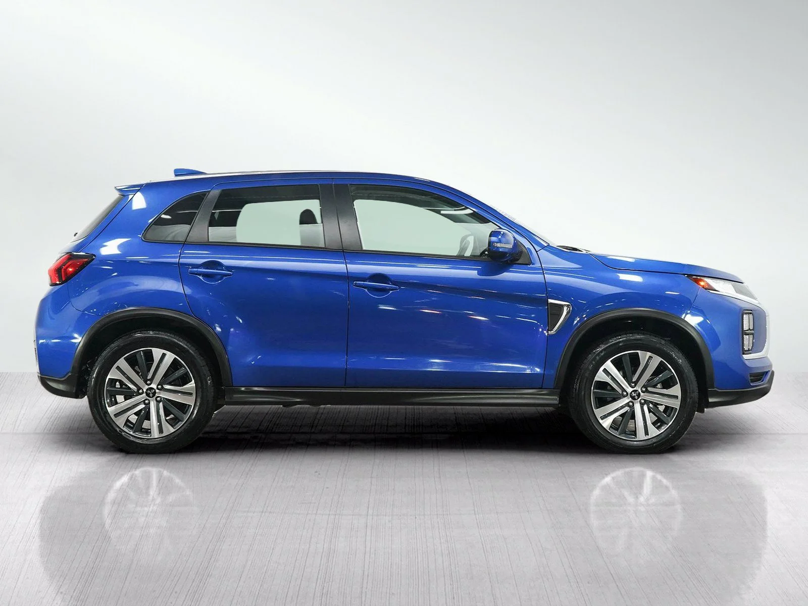 Used 2024 Blue Mitsubishi SE image 6
