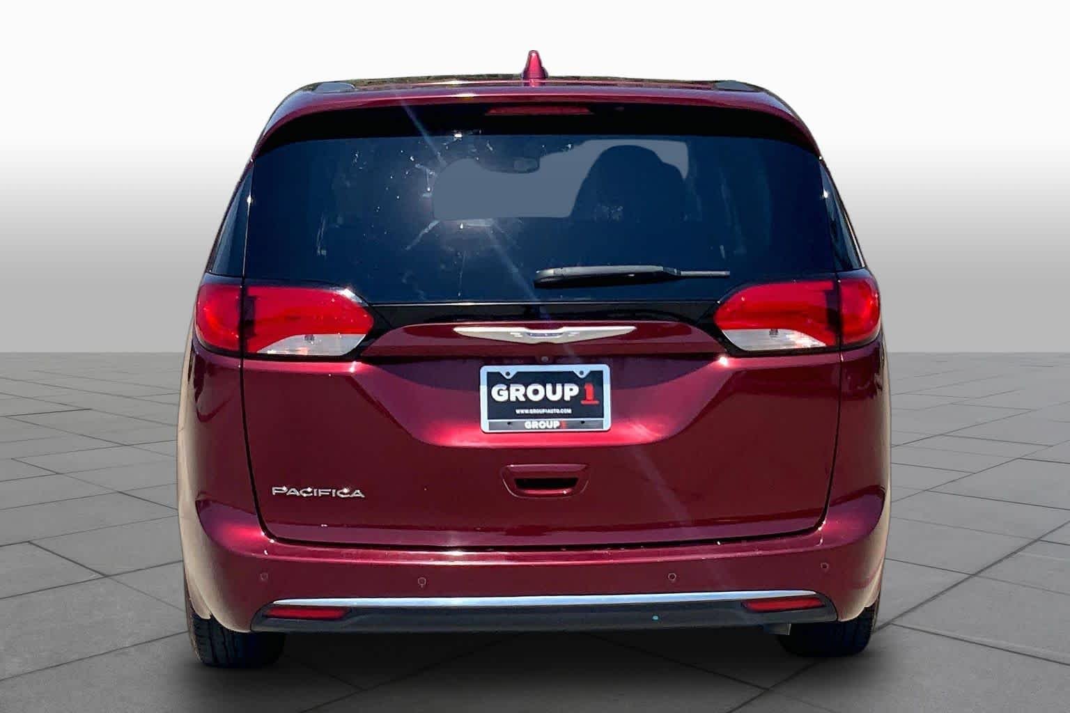 Used 2018 Velvet Red Pearl Coat Chrysler Touring Plus image 4