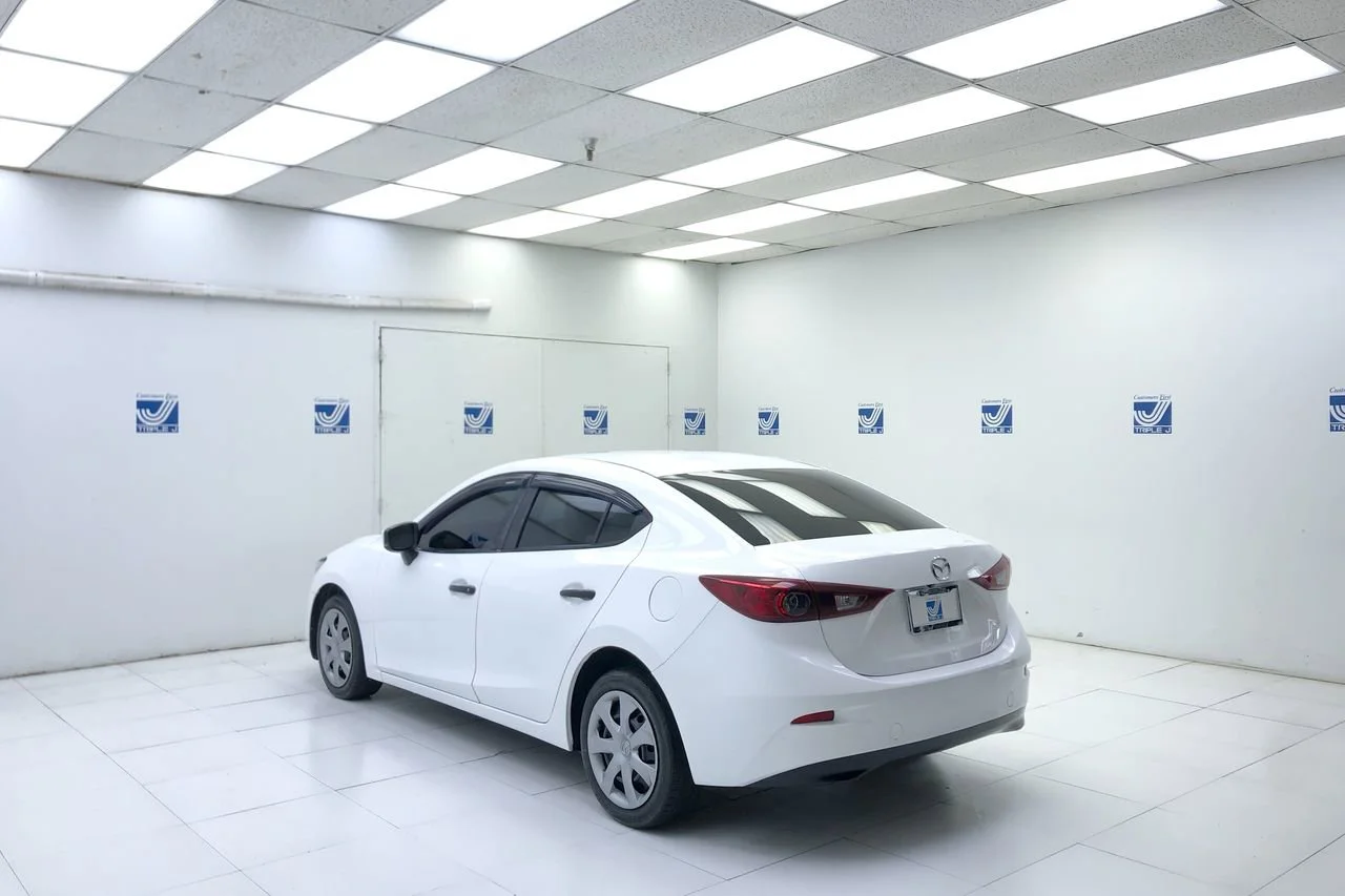 Used 2018 Snowflake White Pearl Mazda Sport image 2