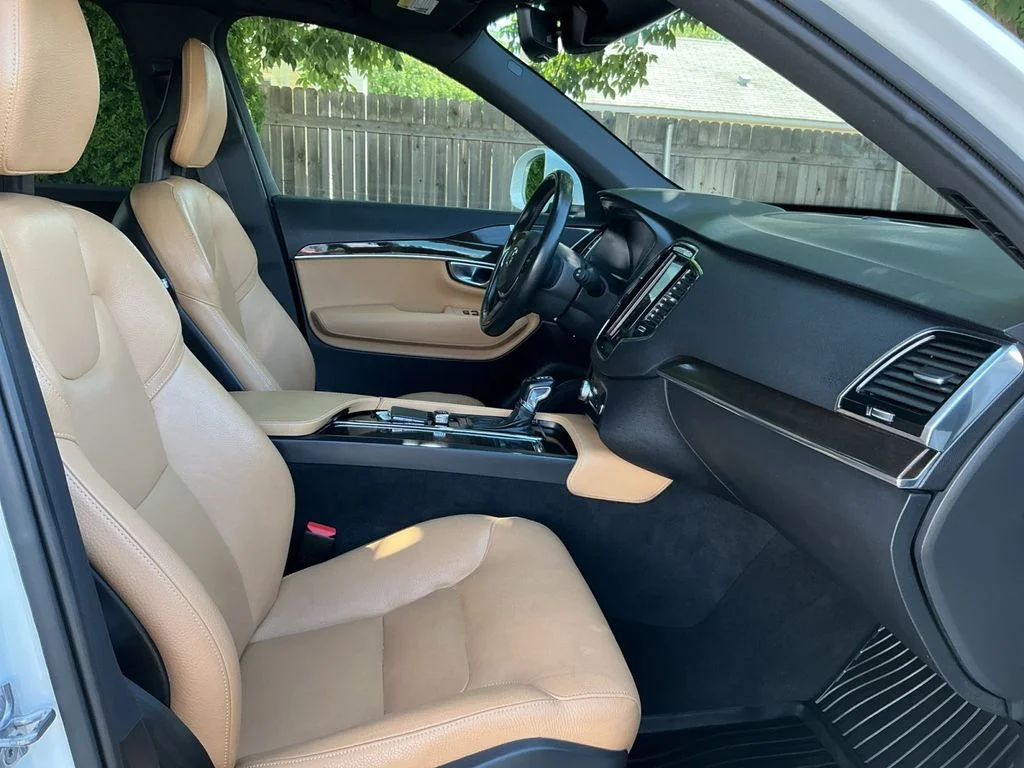 Used 2018 White Volvo T6 Momentum image 27
