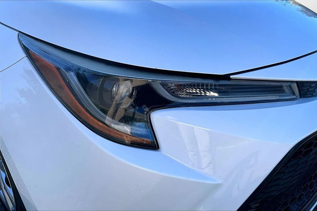 Used 2020 White Toyota LE image 35