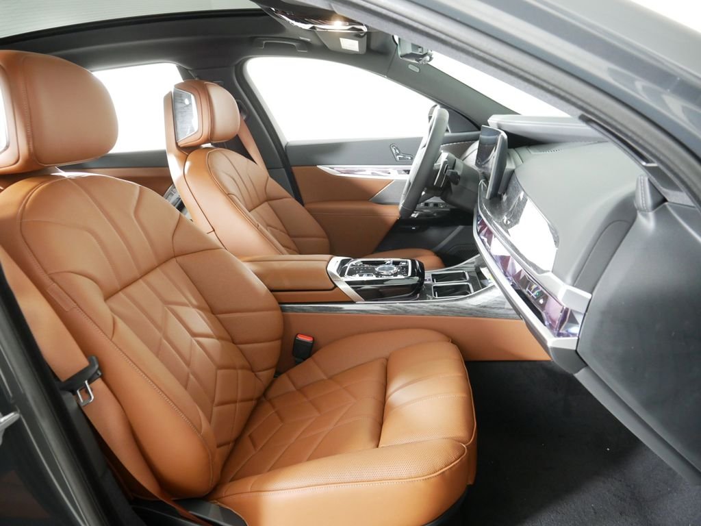 2025 BMW 7 Series 750e - Photo 21