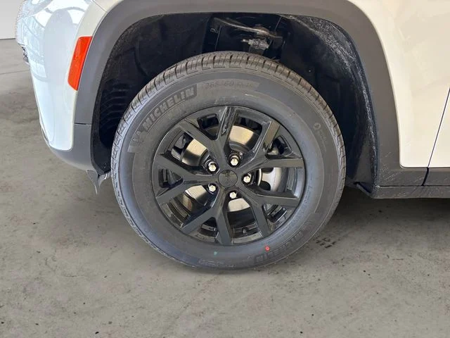 New 2026 White/off-white Jeep Laredo Altitude image 15