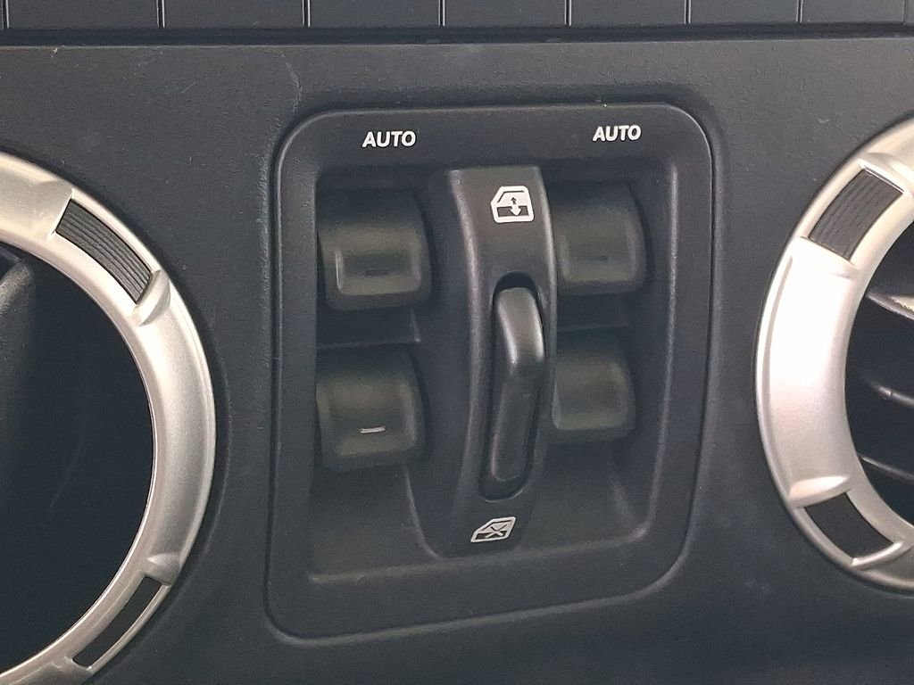 Used 2017 White Jeep Unlimited Sahara image 23