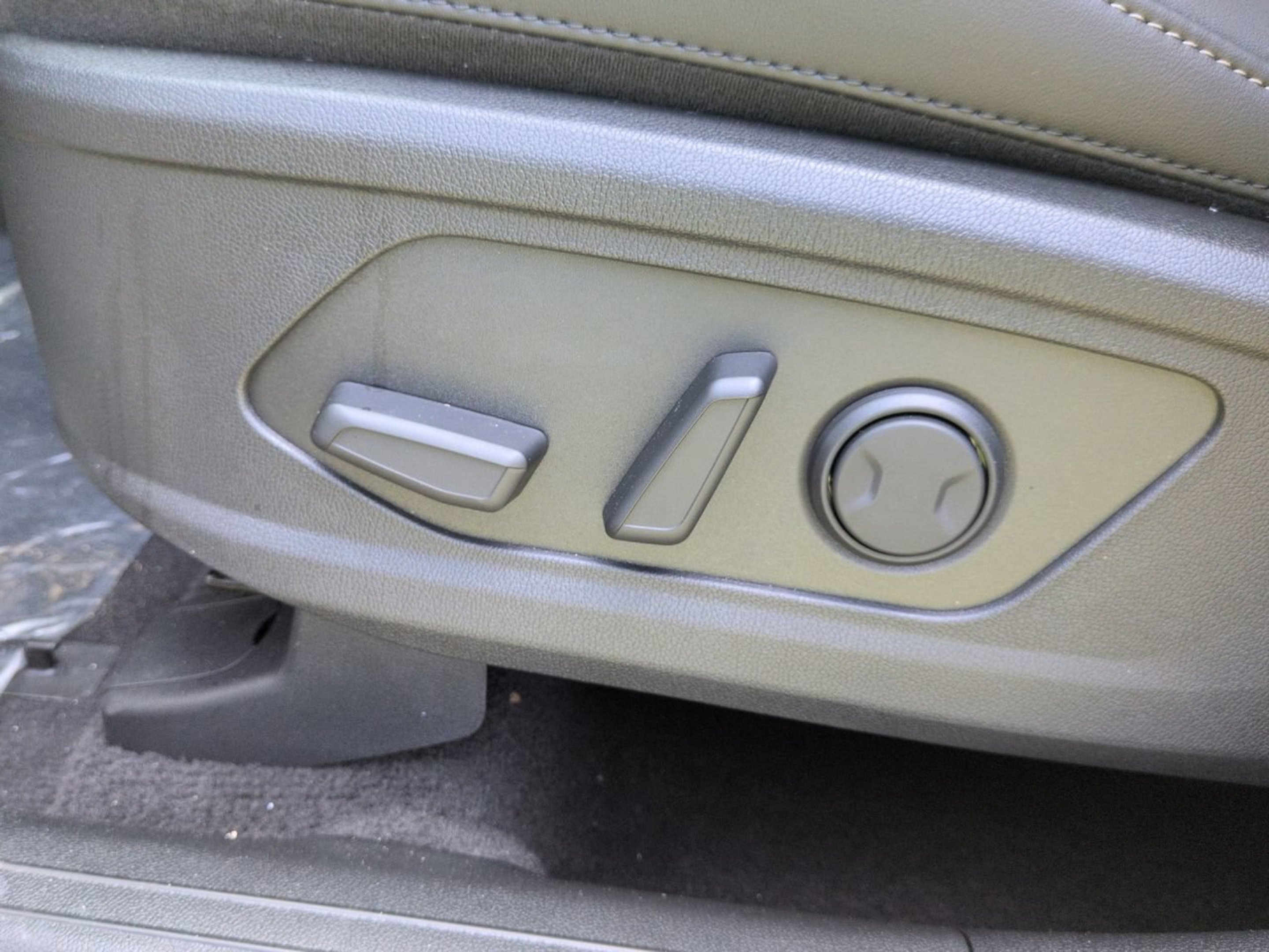 New 2026 Ivory Silver Kia S image 13