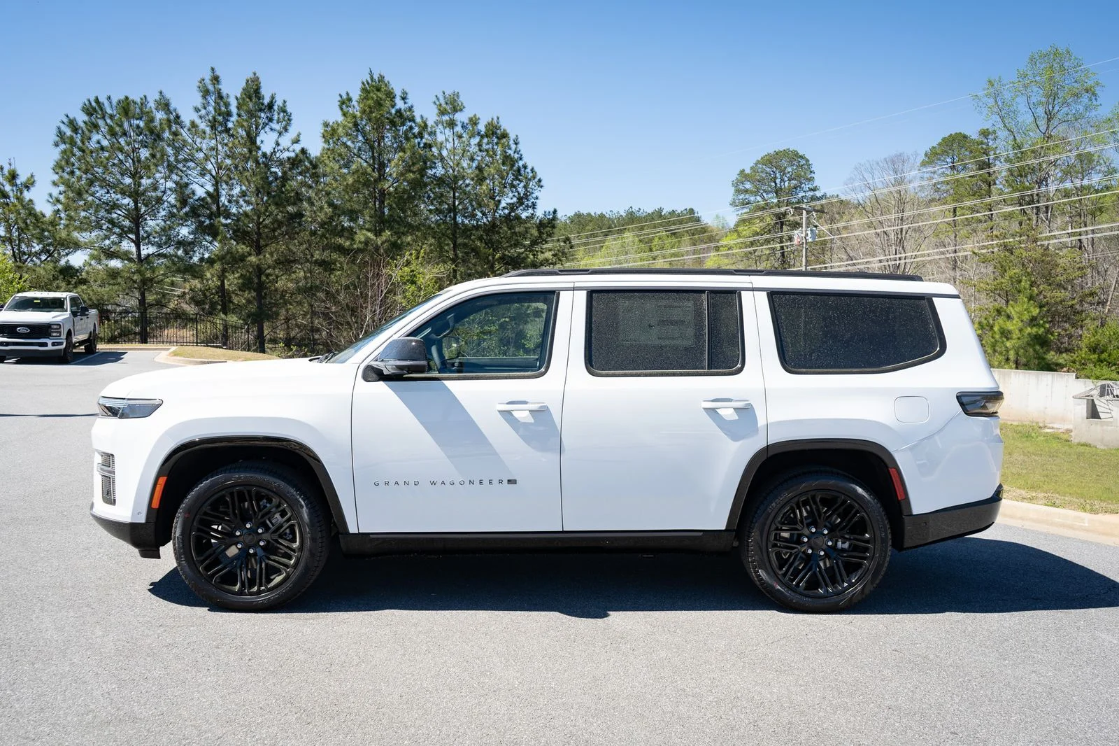New 2026 Bright White Clear-Coat Exterior Paint Jeep Limited Reserve image 5