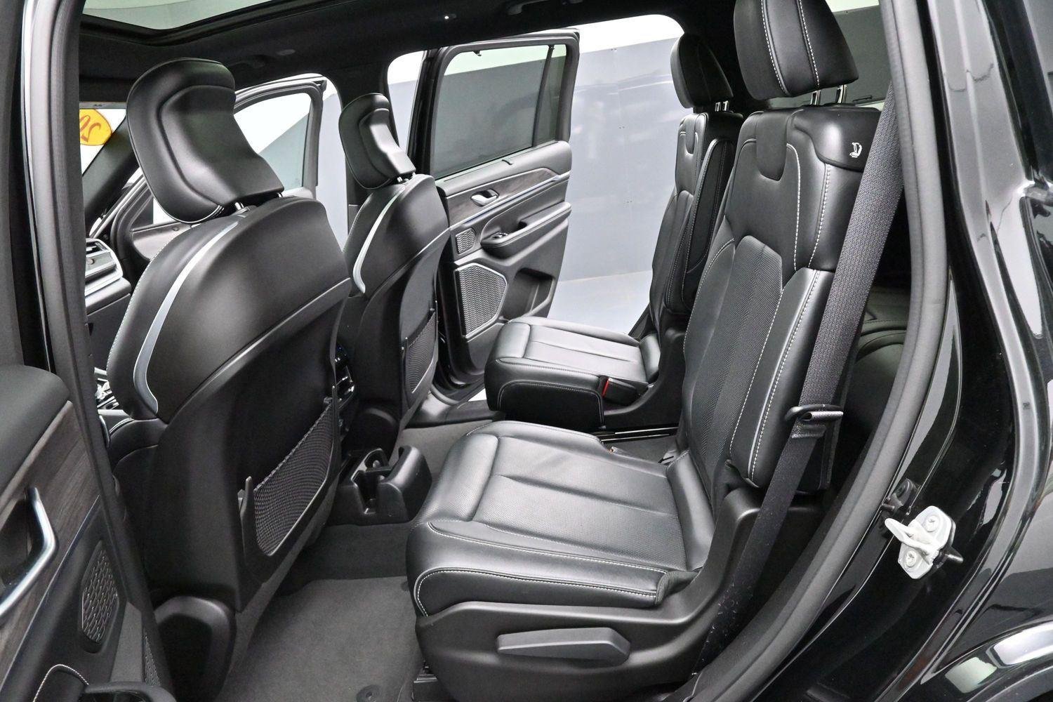 Used 2023 Diamond Black Crystal Pearlcoat Jeep Overland image 33