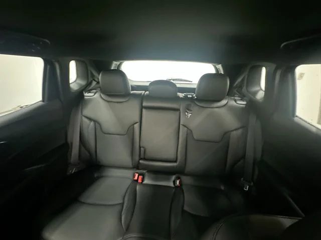 New 2026 Diamond Black Crystal Pearl-Coat Exterior Paint Jeep Latitude image 24