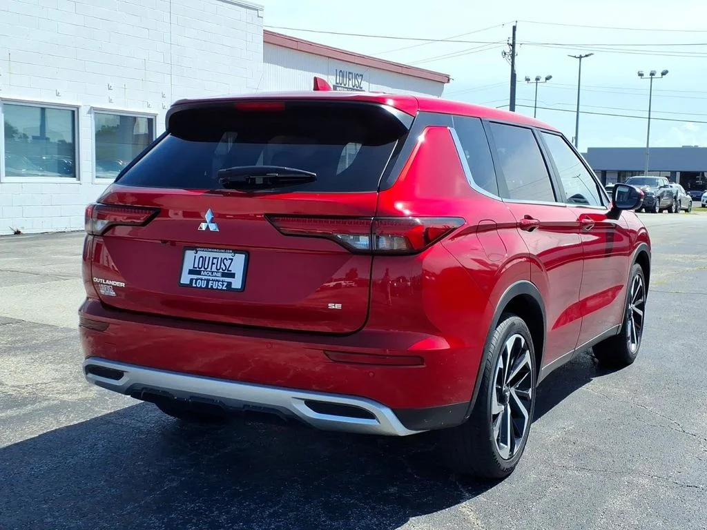 Used 2024 Red Mitsubishi SE image 4