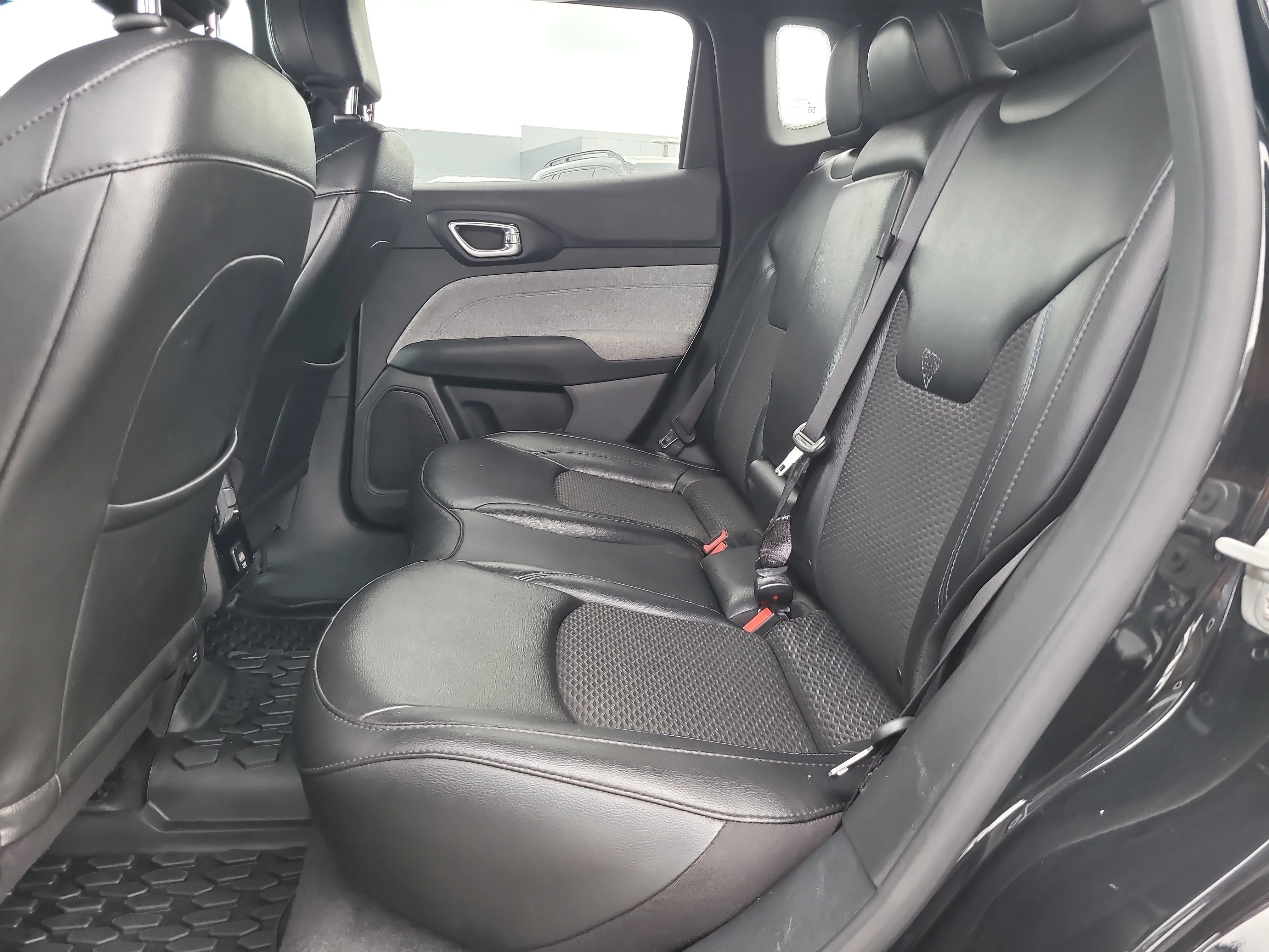 Used 2023 Diamond Black Crystal Pearlcoat Jeep Latitude image 11