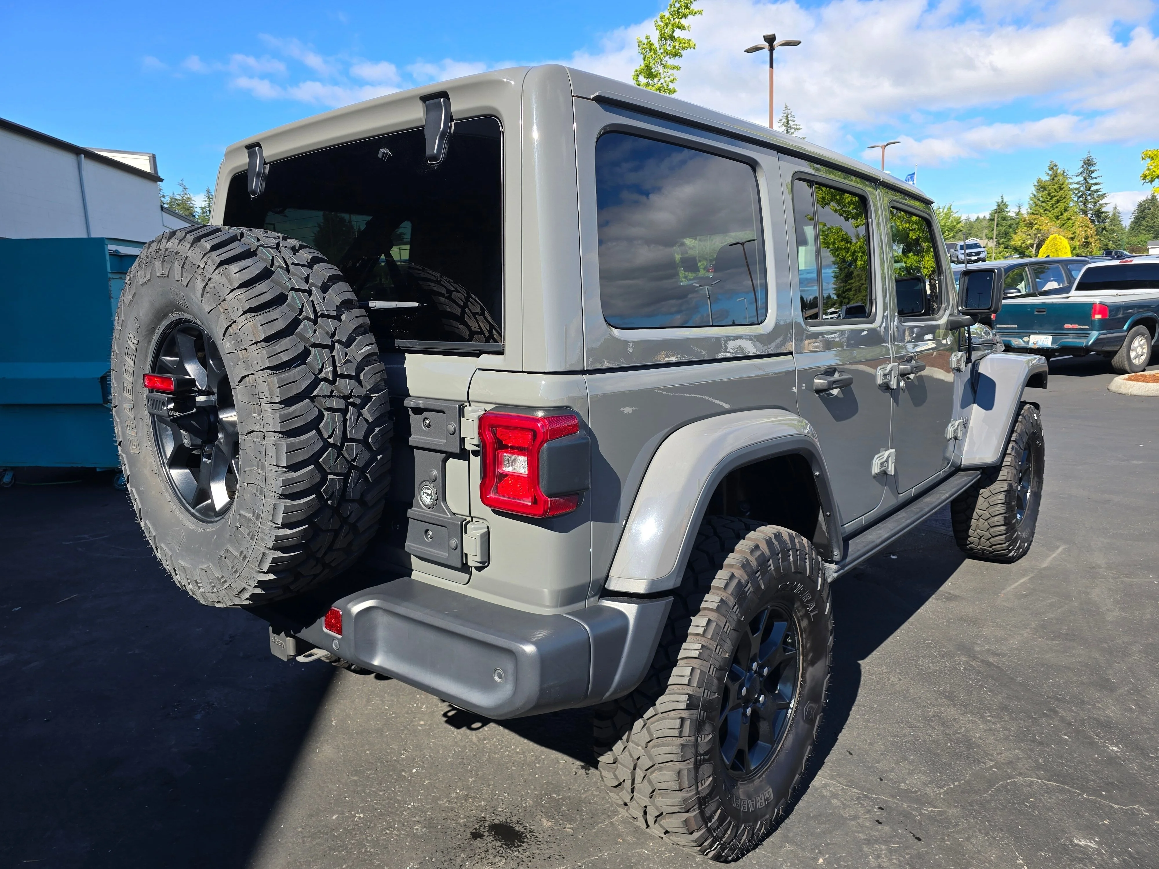 Used 2019 Gray Clearcoat Jeep Unlimited Sahara image 4