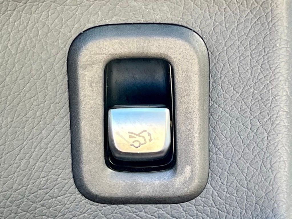 Certified Used 2022  Mercedes-Benz GLC 300 image 38