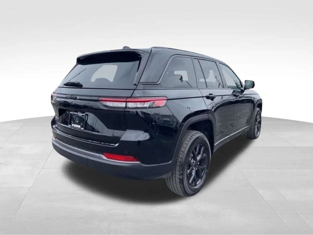 New 2026 Diamond Black Crystal Pearl-Coat Exterior Paint Jeep Altitude image 5