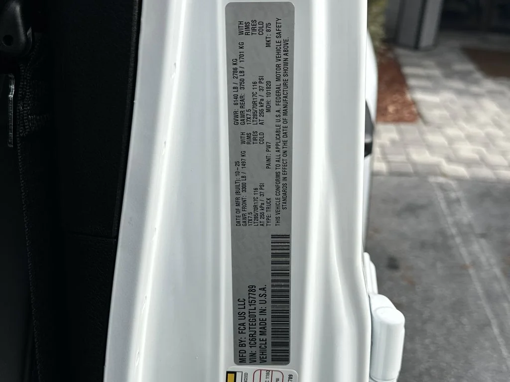 New 2026 Bright White Clear-Coat Exterior Paint Jeep Mojave X image 31