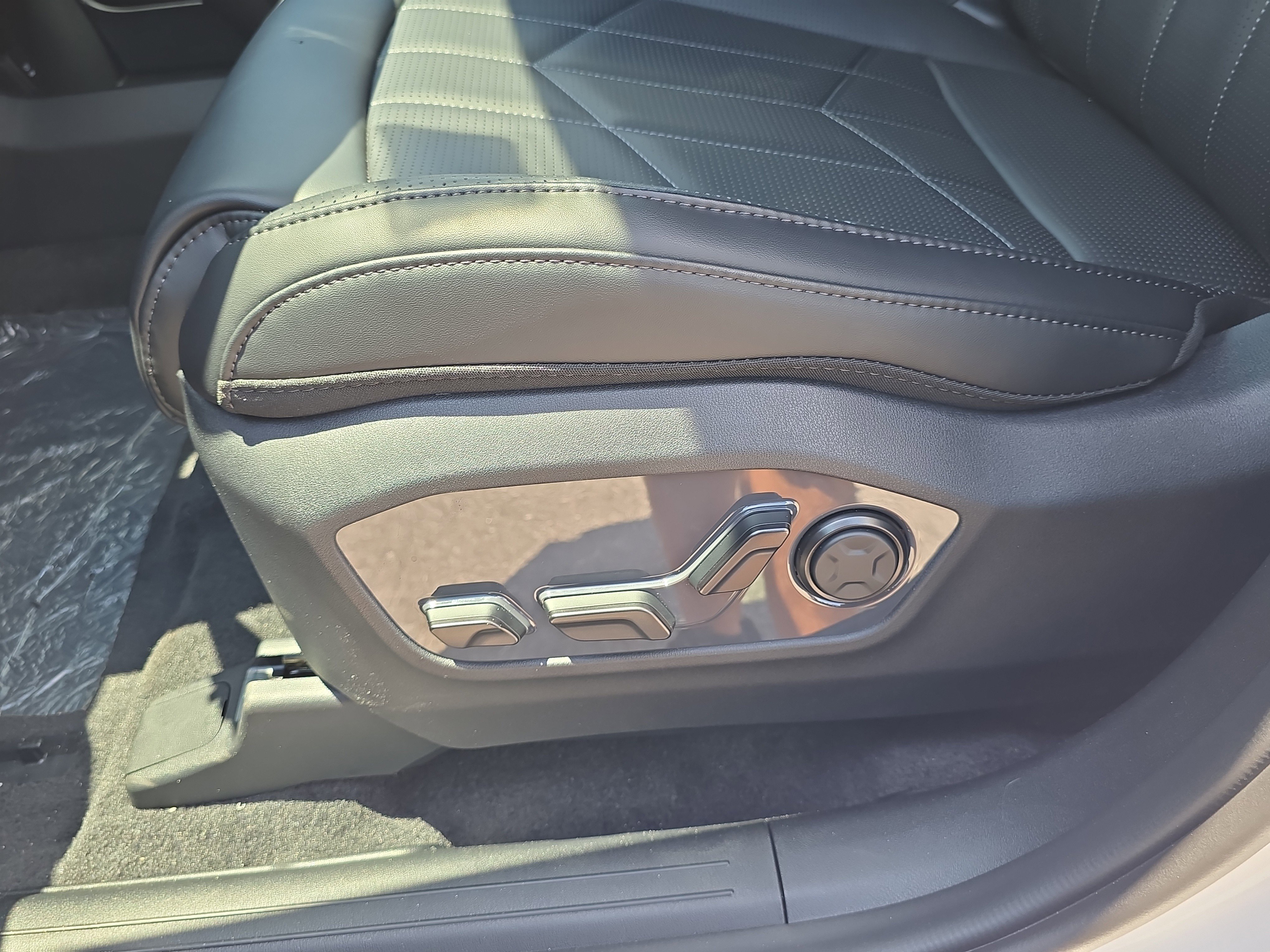 New 2027 Glacial White Pearl Kia X-LINE SX image 21