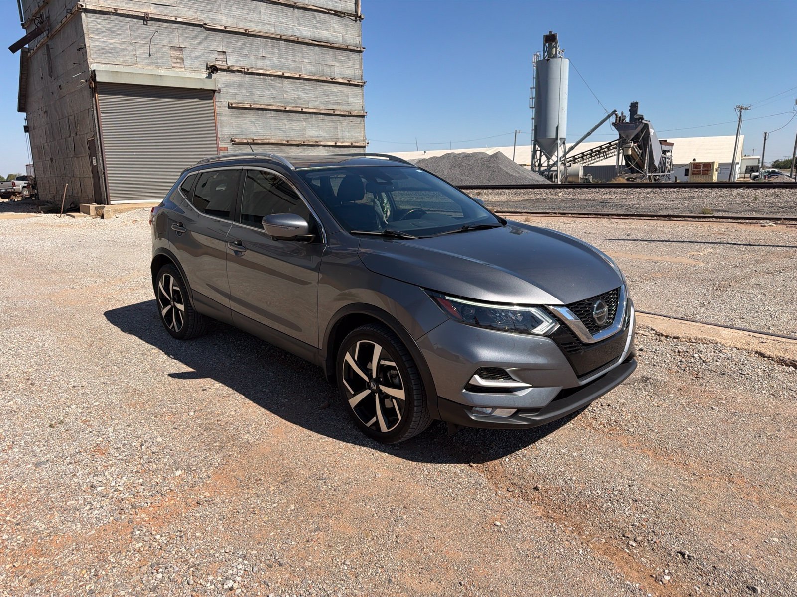 Used 2022  Nissan SL image 2