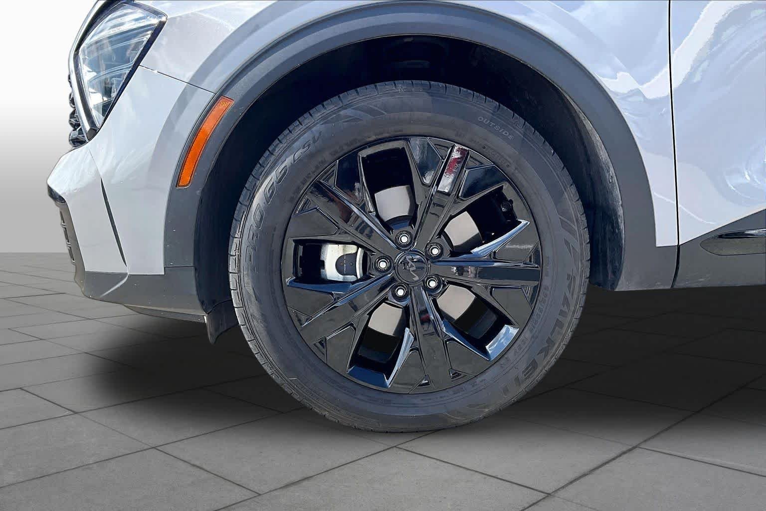 Used 2025 Wolf Gray Kia X-Line image 10