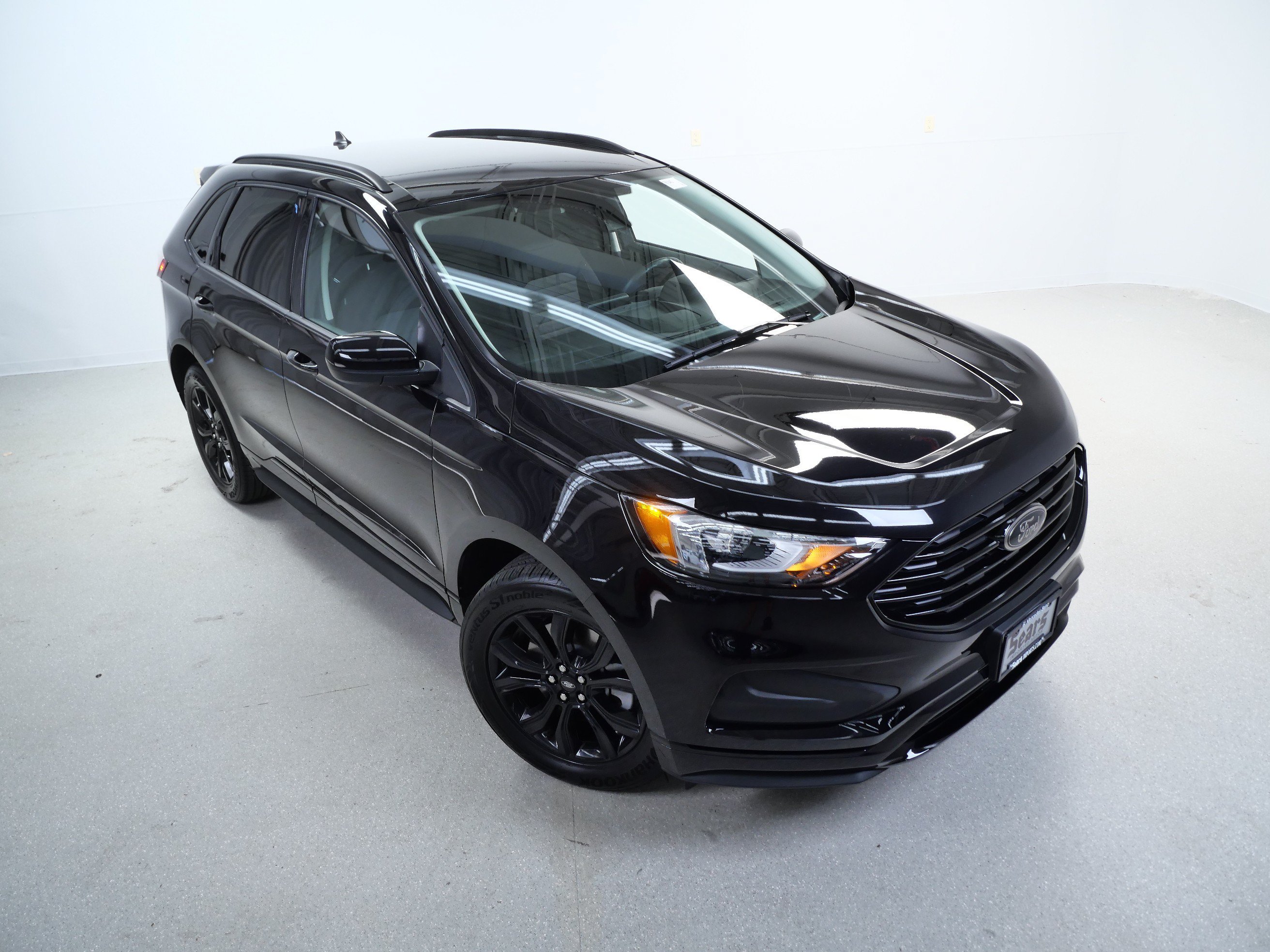 Used 2022 Black Ford SE image 4