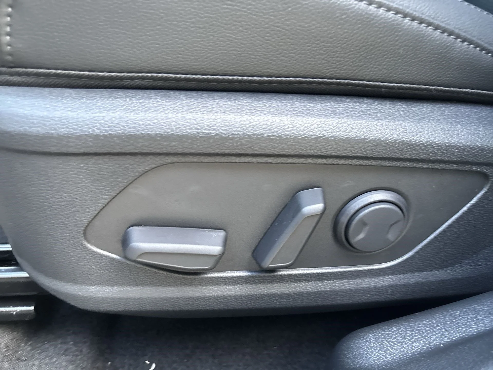 New 2026 Wolf Gray Kia EX image 16