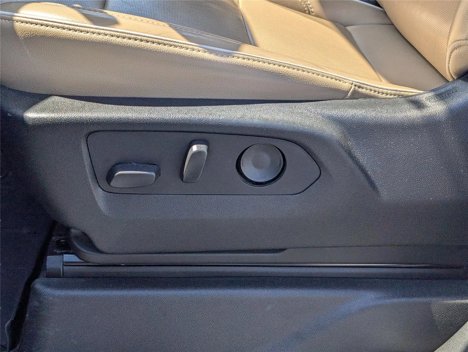 Used 2021 Iridescent Pearl Tricoat Chevrolet Premier image 11