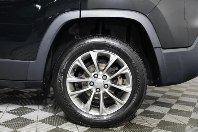 Used 2019 Black Jeep Latitude Plus image 34