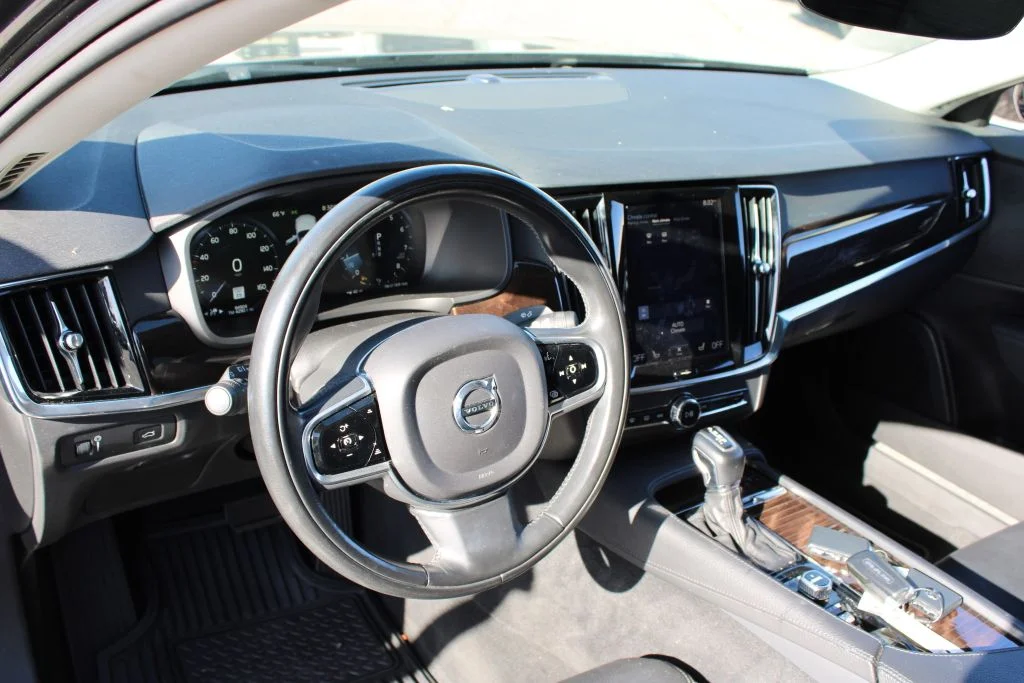 Used 2018 Black Volvo T5 Momentum image 30