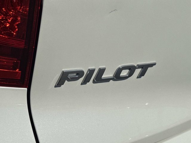 Certified Used 2018 White Honda Touring image 32
