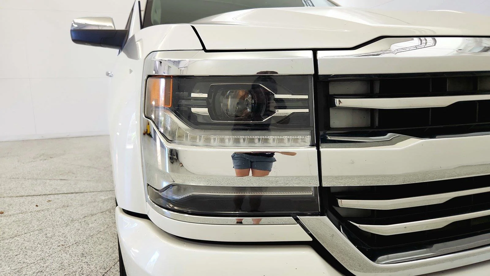 Used 2016 IRIDESCENT PEARL TRICOAT Chevrolet High Country image 31