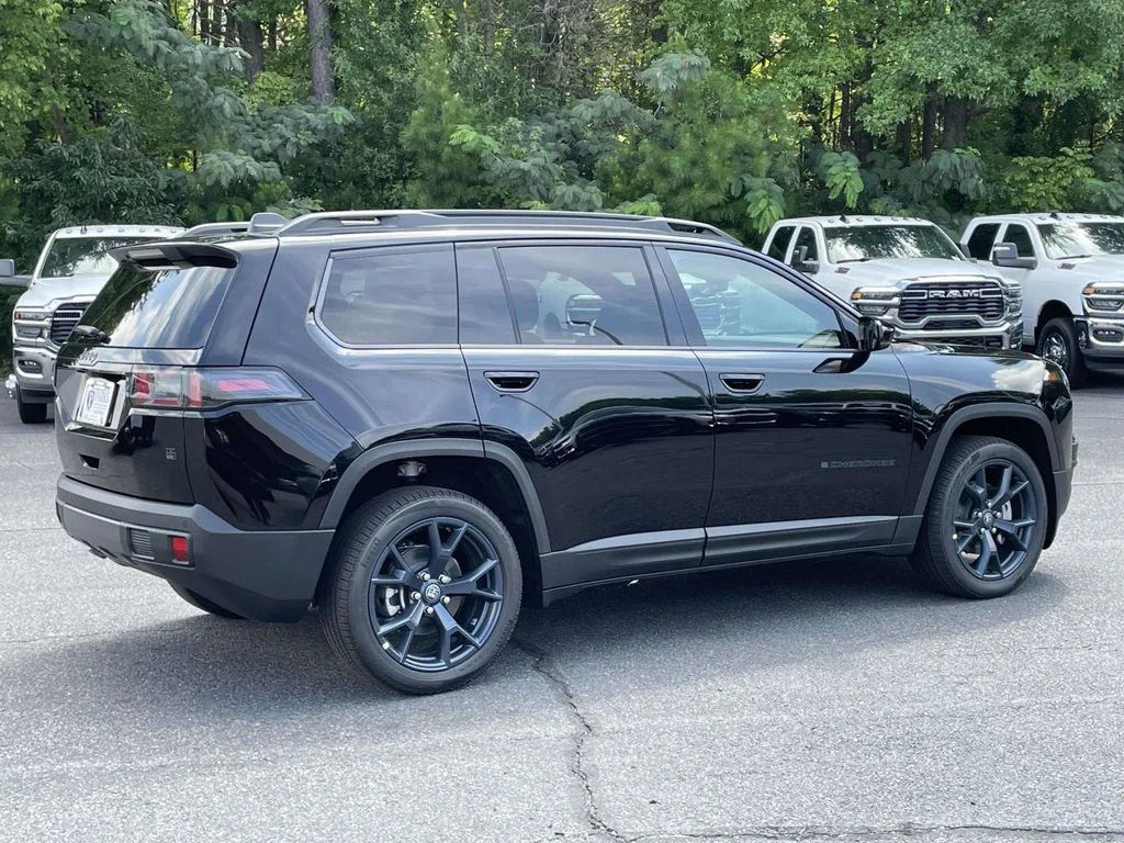 New 2026 Diamond Black Crystal Pearlcoat Jeep Laredo image 8