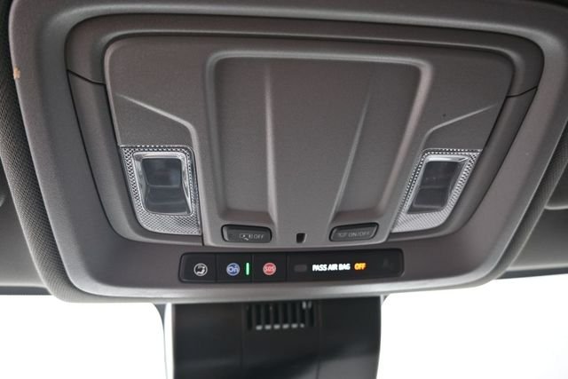 Used 2025 White GMC SLT image 27