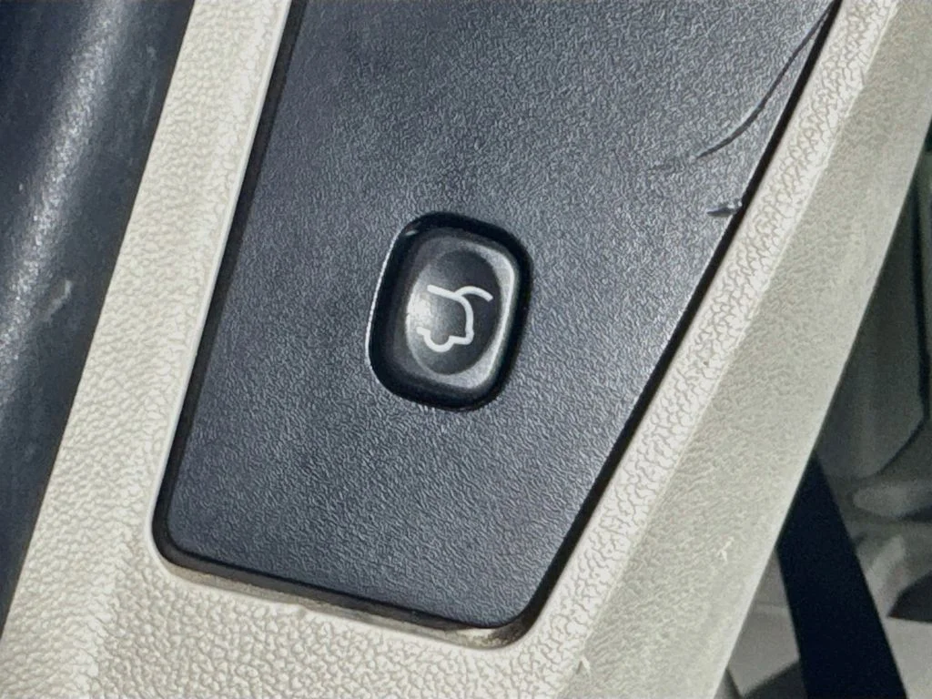 Used 2015 Silver Dodge SXT image 28