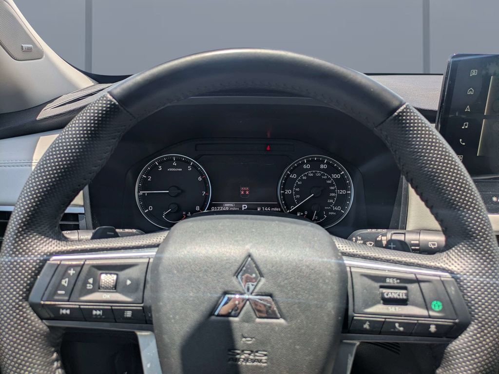 Used 2025  Mitsubishi SE image 29