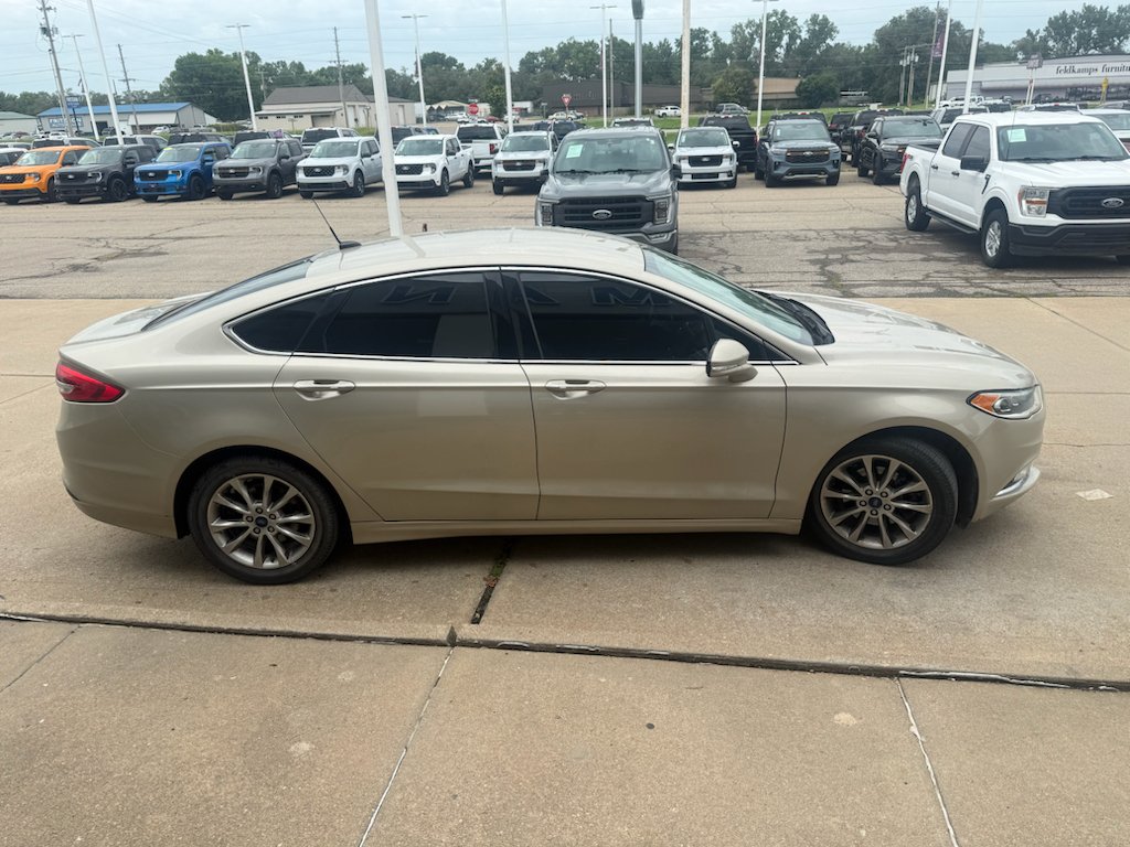 Used 2017  Ford SE image 7