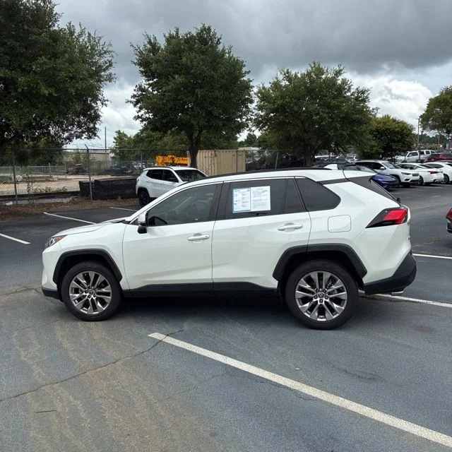 Used 2021 White Toyota XLE Premium image 3