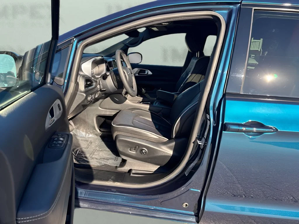 Used 2025 Blue Chrysler Select Premium S Appearance image 10