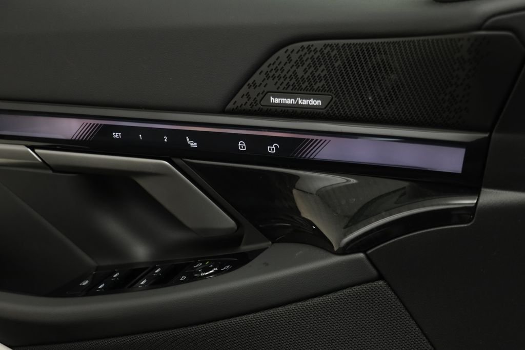 New 2027 Carbon Black Metallic BMW 530i xDrive image 8
