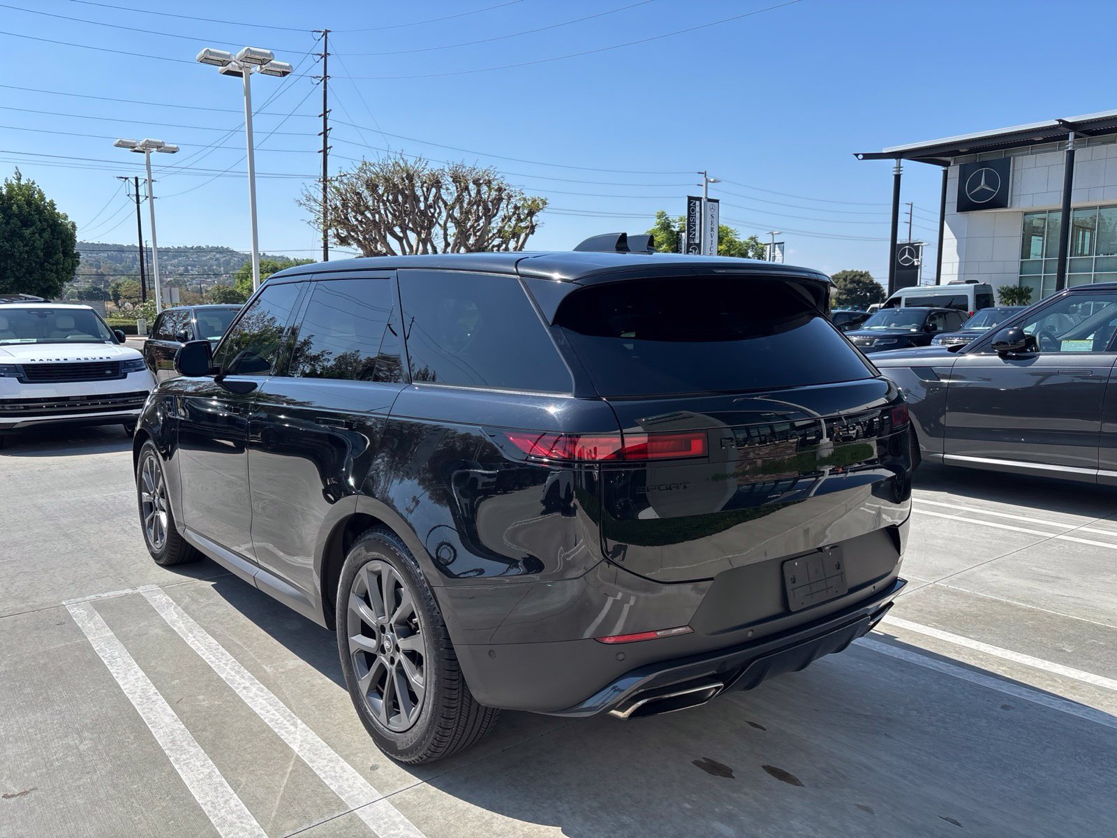 Used 2024 Santorini Black Metallic Land Rover SE image 4