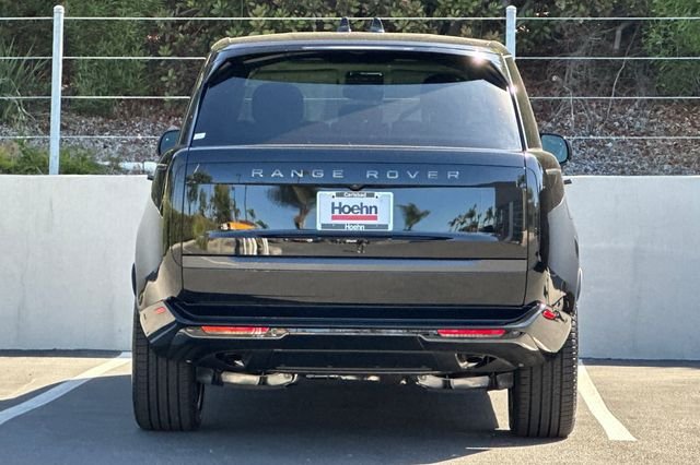 New 2026 Obsidian Black in Gloss Finish Land Rover SE image 4
