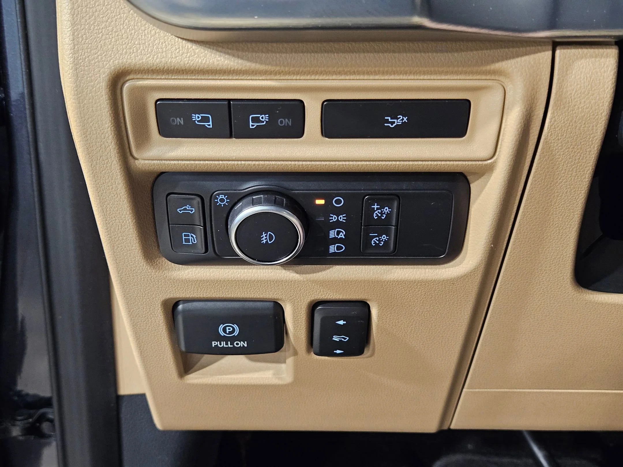 Used 2022 Smoked Quartz Metallic Tinted Clearcoat Ford LARIAT image 25