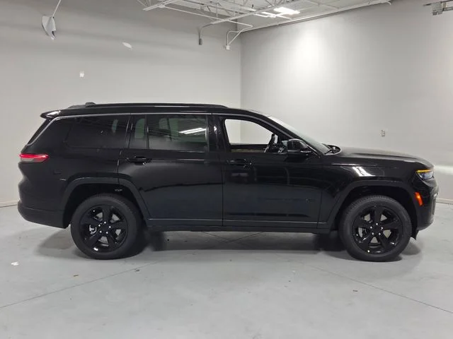 New 2026 Diamond Black Crystal Pearl-Coat Exterior Paint Jeep Limited image 15