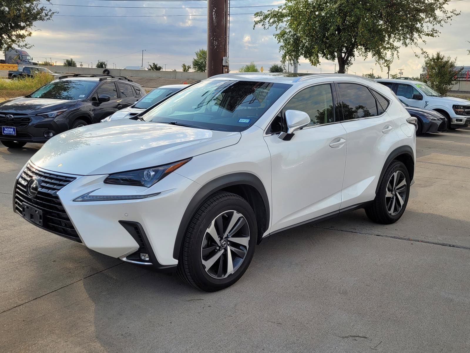 Used 2019 White Pearl Lexus LUXU image 1