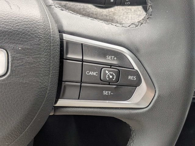 Used 2024 White Jeep Latitude image 28